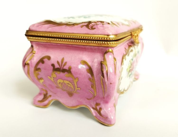Boite ancienne en Porcelaine Peinte  à la main  signé