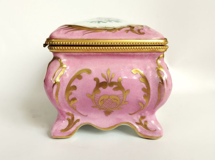 Boite ancienne en Porcelaine Peinte  à la main  signé