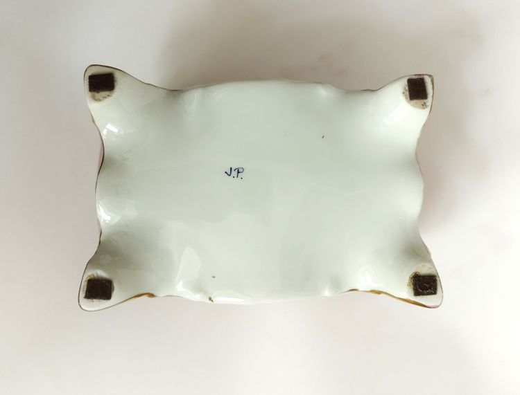 Boite ancienne en Porcelaine Peinte  à la main  signé
