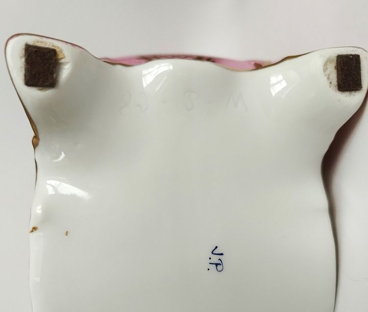 Boite ancienne en Porcelaine Peinte  à la main  signé