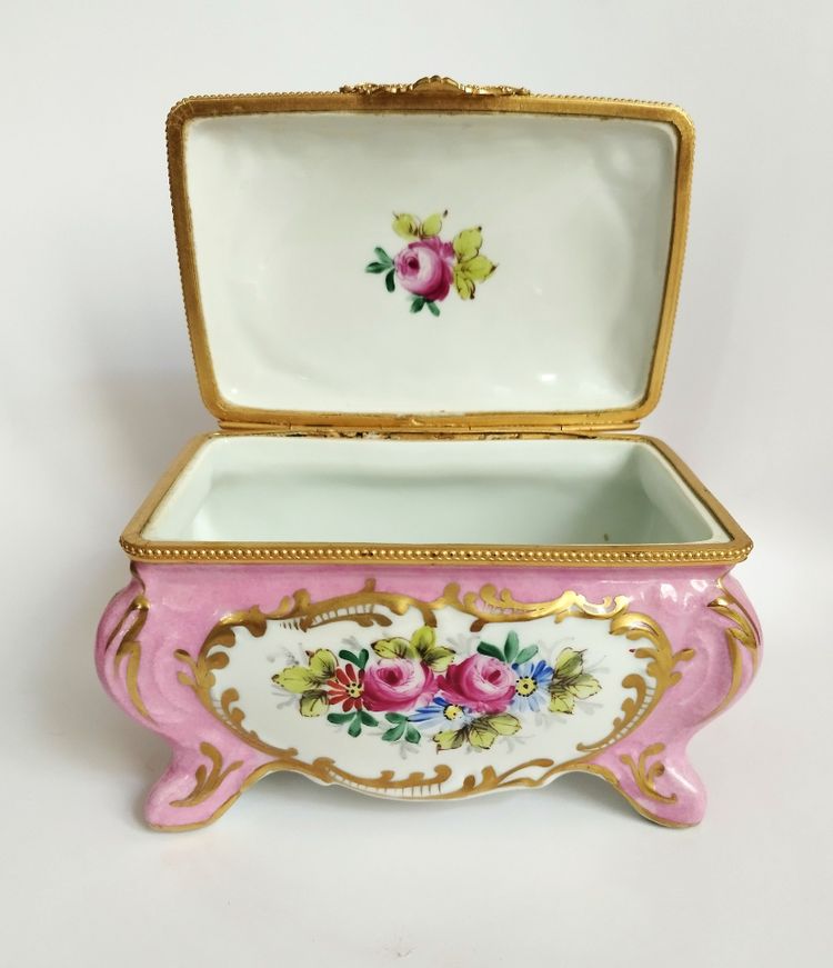 Boite ancienne en Porcelaine Peinte  à la main  signé