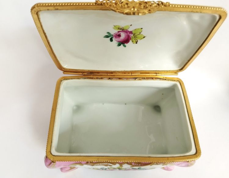Boite ancienne en Porcelaine Peinte  à la main  signé