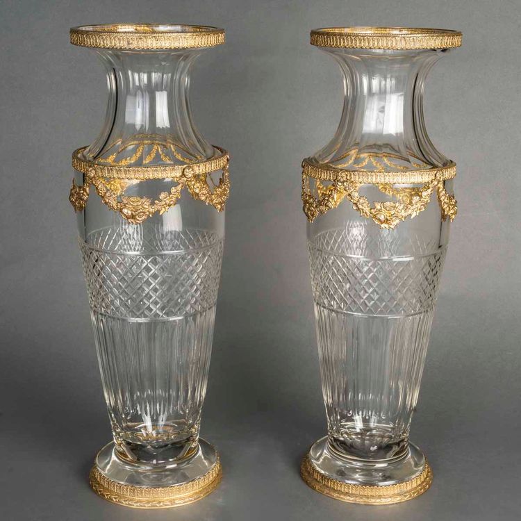 Une paire de vases en cristal et belle ornementation en bronze doré, fin XIXème siècle 
