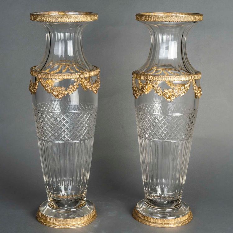 Une paire de vases en cristal et belle ornementation en bronze doré, fin XIXème siècle 