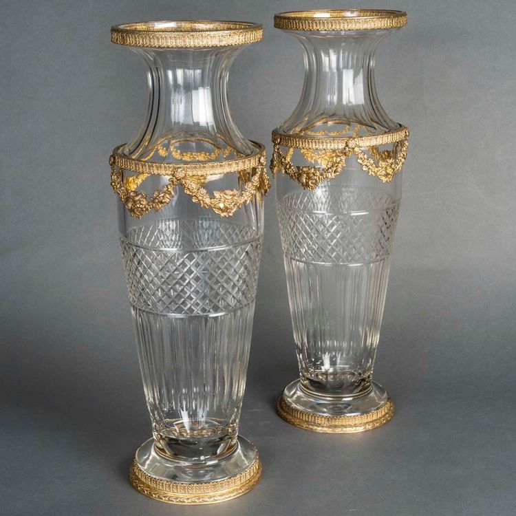 Une paire de vases en cristal et belle ornementation en bronze doré, fin XIXème siècle 