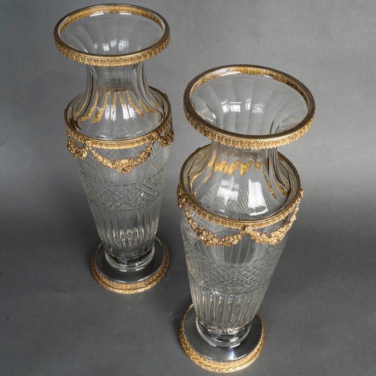 Une paire de vases en cristal et belle ornementation en bronze doré, fin XIXème siècle 