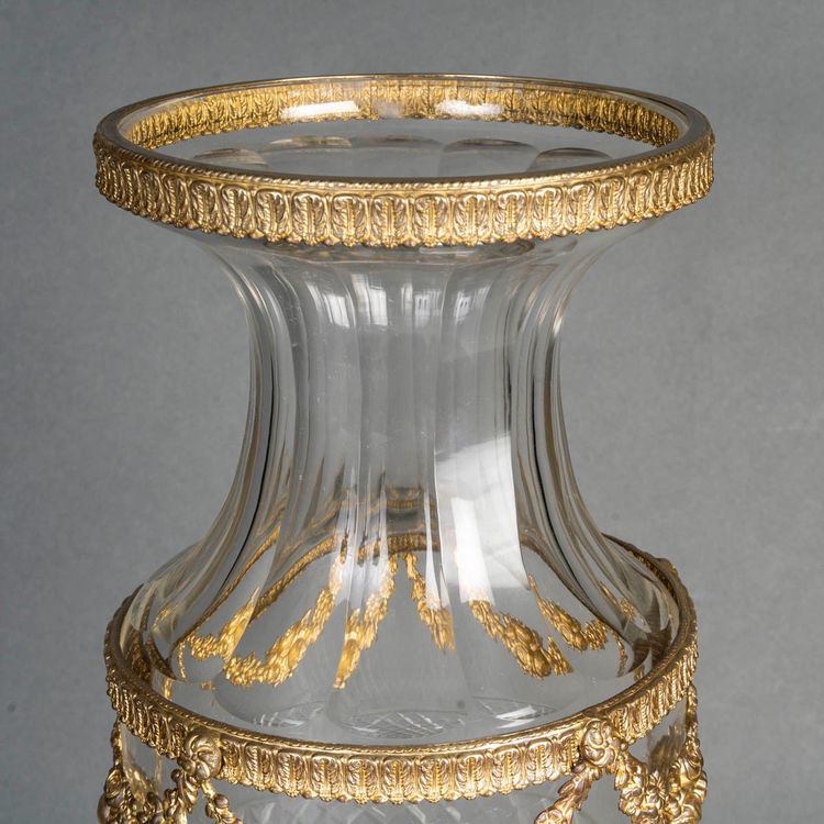 Une paire de vases en cristal et belle ornementation en bronze doré, fin XIXème siècle 