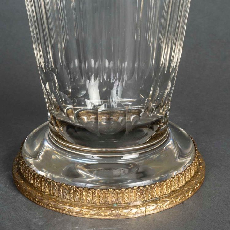 Une paire de vases en cristal et belle ornementation en bronze doré, fin XIXème siècle 