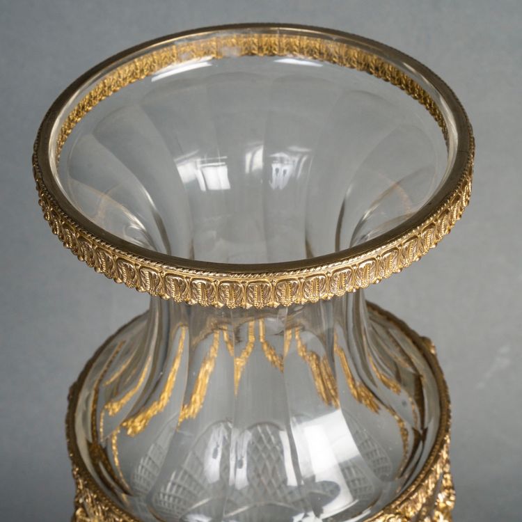 Une paire de vases en cristal et belle ornementation en bronze doré, fin XIXème siècle 