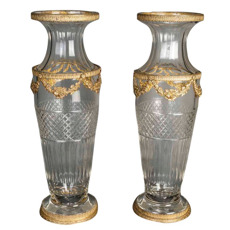 Une paire de vases en cristal et belle ornementation en bronze doré, fin XIXème siècle 