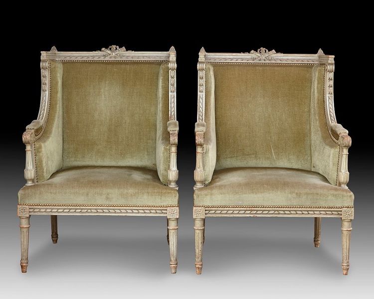 Une paire de grandes bergères en. bois sculpté peint gris vert, fin XIXème siècle 