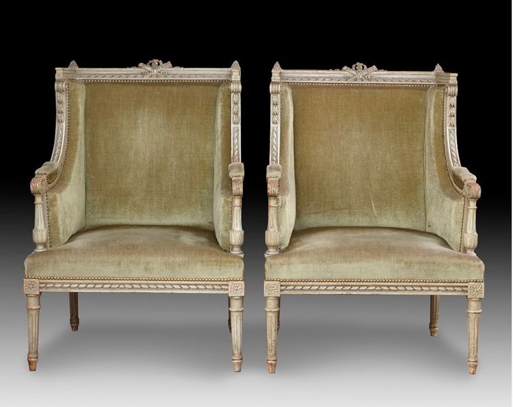 Une paire de grandes bergères en. bois sculpté peint gris vert, fin XIXème siècle 