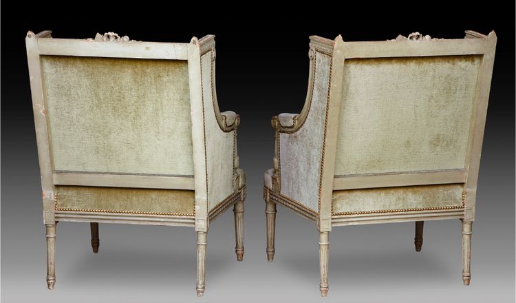 Une paire de grandes bergères en. bois sculpté peint gris vert, fin XIXème siècle 