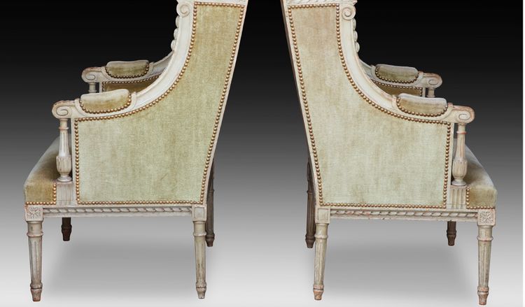 Une paire de grandes bergères en. bois sculpté peint gris vert, fin XIXème siècle 