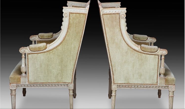 Une paire de grandes bergères en. bois sculpté peint gris vert, fin XIXème siècle 