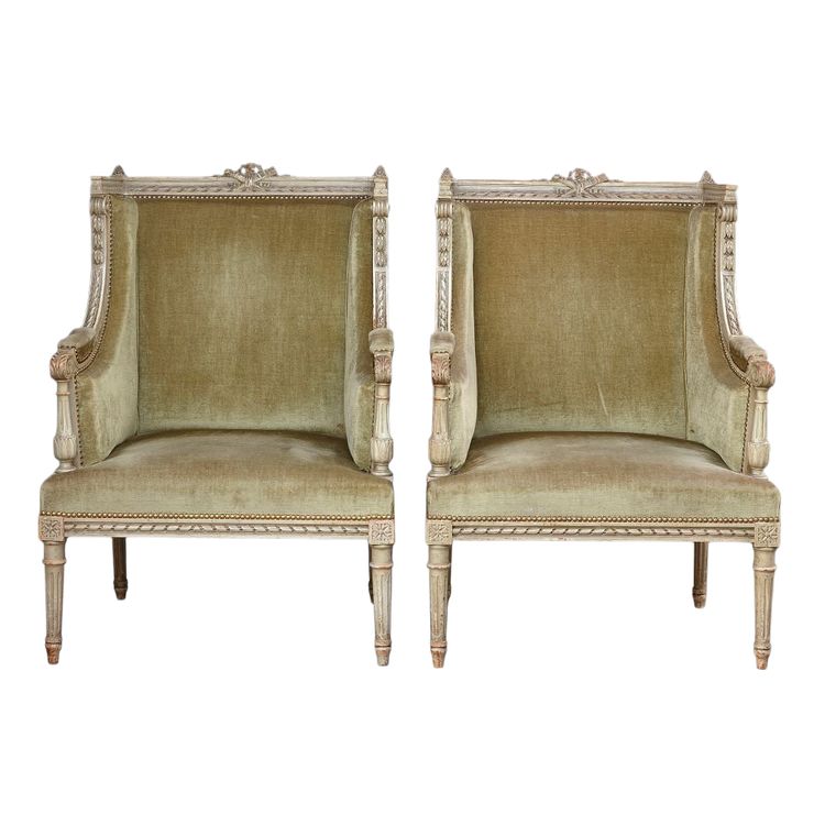 Une paire de grandes bergères en. bois sculpté peint gris vert, fin XIXème siècle 
