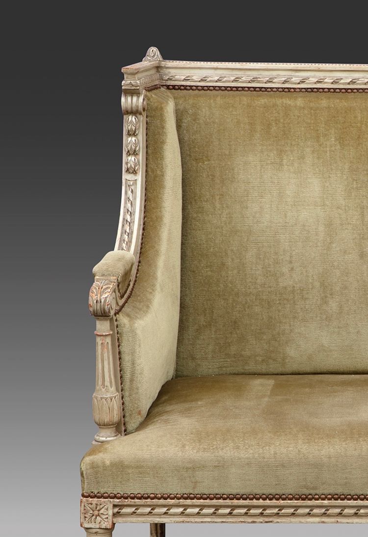 Un canapé en bois sculpté et peint gris vert, fin XIXème siècle 