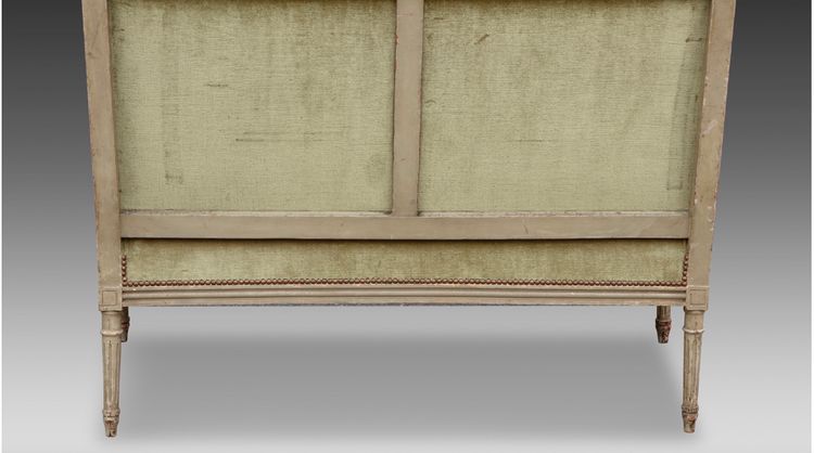 Un canapé en bois sculpté et peint gris vert, fin XIXème siècle 