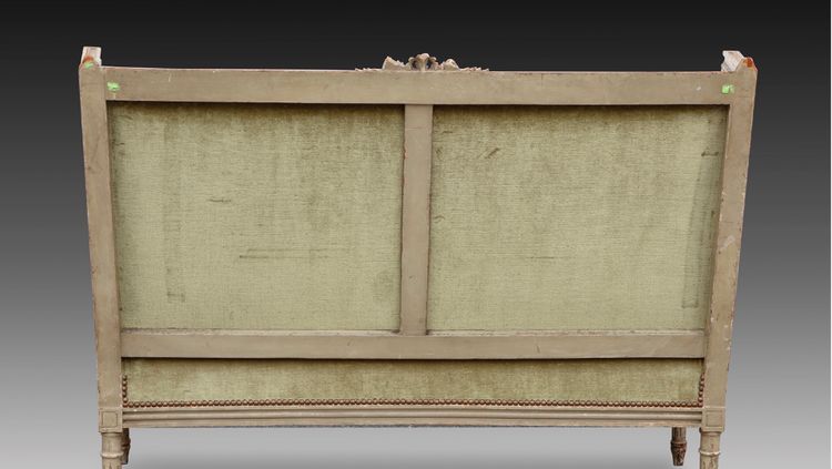 Un canapé en bois sculpté et peint gris vert, fin XIXème siècle 