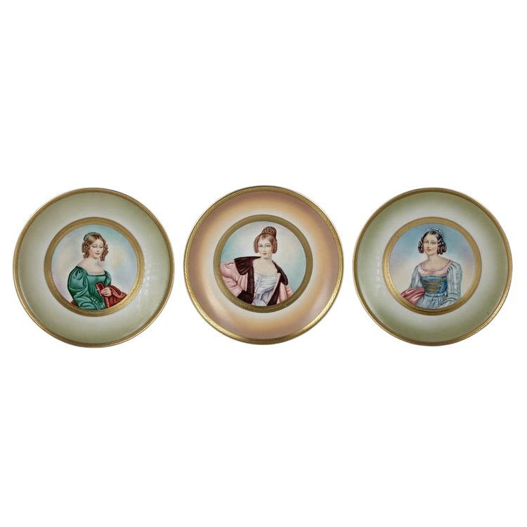 Un set di tre piatti in porcellana, Heinrich XIX secolo