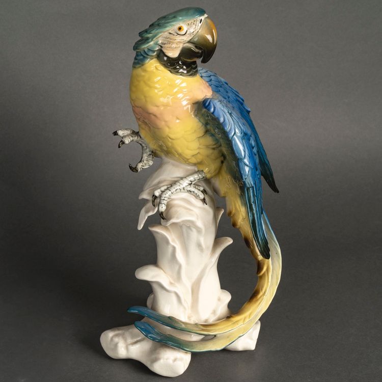 Un sujet en porcelaine sculpture de perroquet, Allemagne XXème siècle 