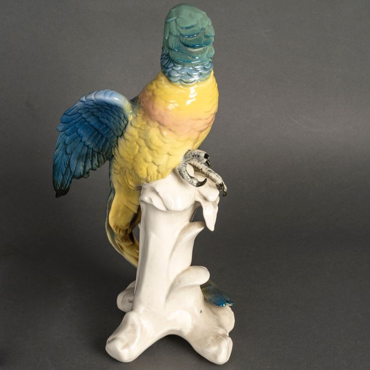 Un sujet en porcelaine sculpture de perroquet, Allemagne XXème siècle 