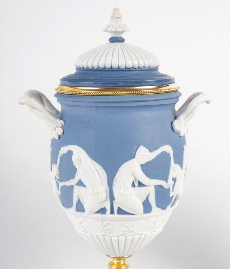 Une paire de vases en biscuit de porcelaine, fin XIXème siècle 