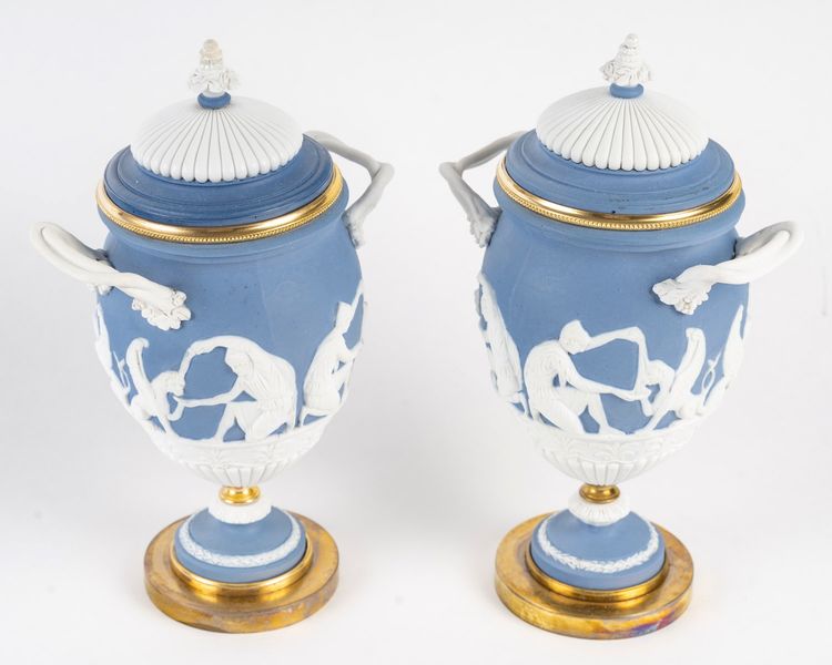 Une paire de vases en biscuit de porcelaine, fin XIXème siècle 