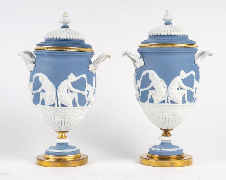 Une paire de vases en biscuit de porcelaine, fin XIXème siècle 