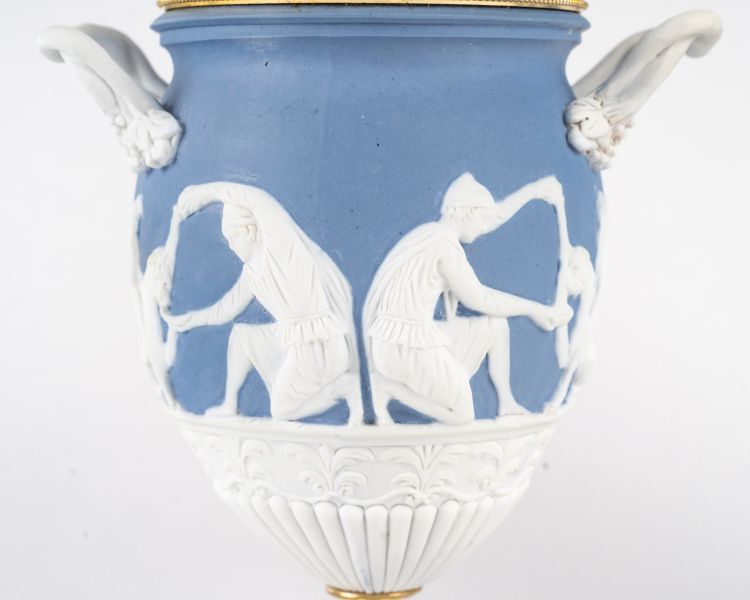 Une paire de vases en biscuit de porcelaine, fin XIXème siècle 