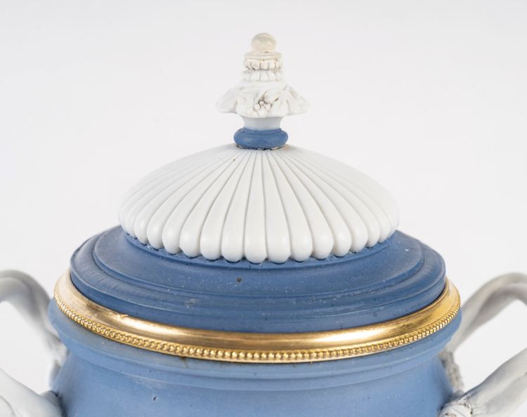 Une paire de vases en biscuit de porcelaine, fin XIXème siècle 
