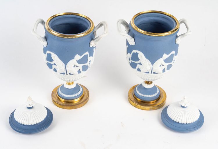 Une paire de vases en biscuit de porcelaine, fin XIXème siècle 