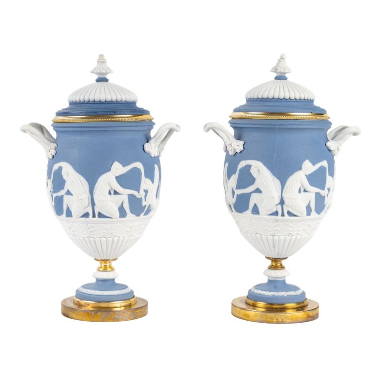 Une paire de vases en biscuit de porcelaine, fin XIXème siècle 