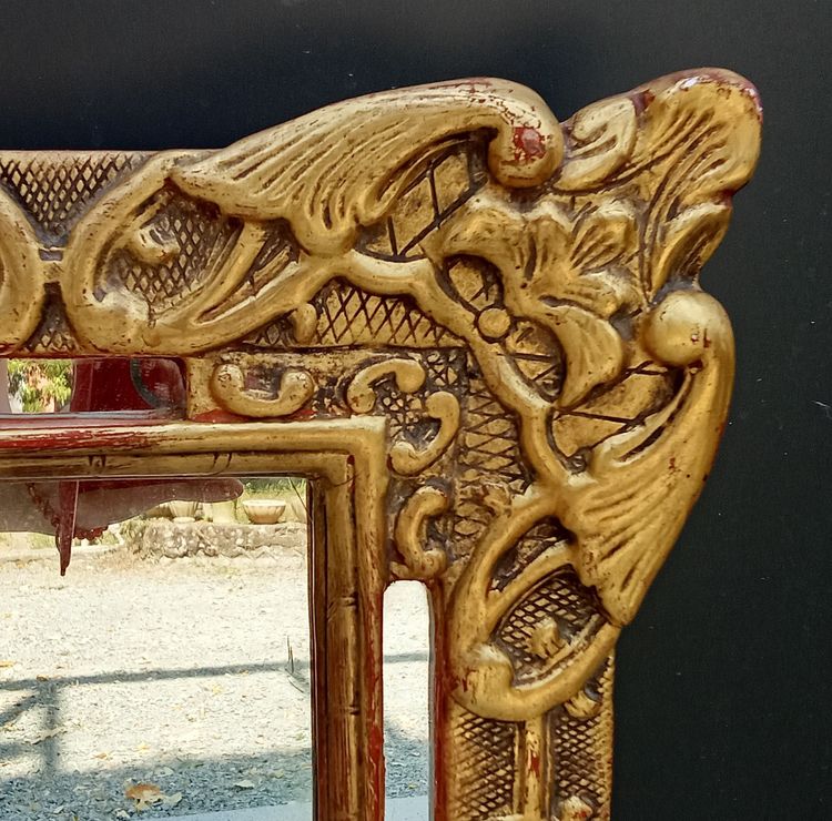 Vecchio specchio dorato con primo piano