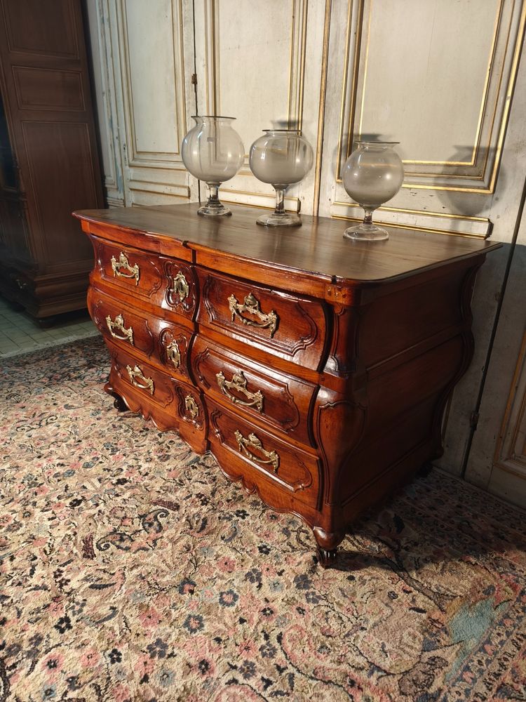 Commode louis XV de forme tombeau arbalète 18 ème en noyer 