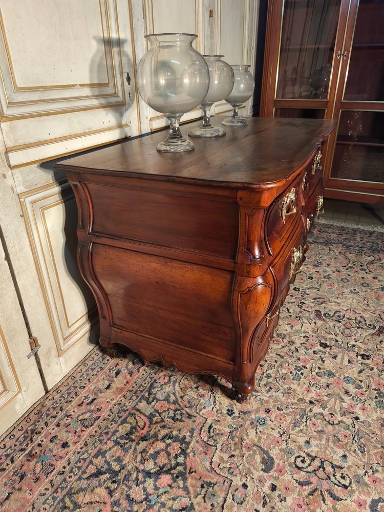 Commode louis XV de forme tombeau arbalète 18 ème en noyer 