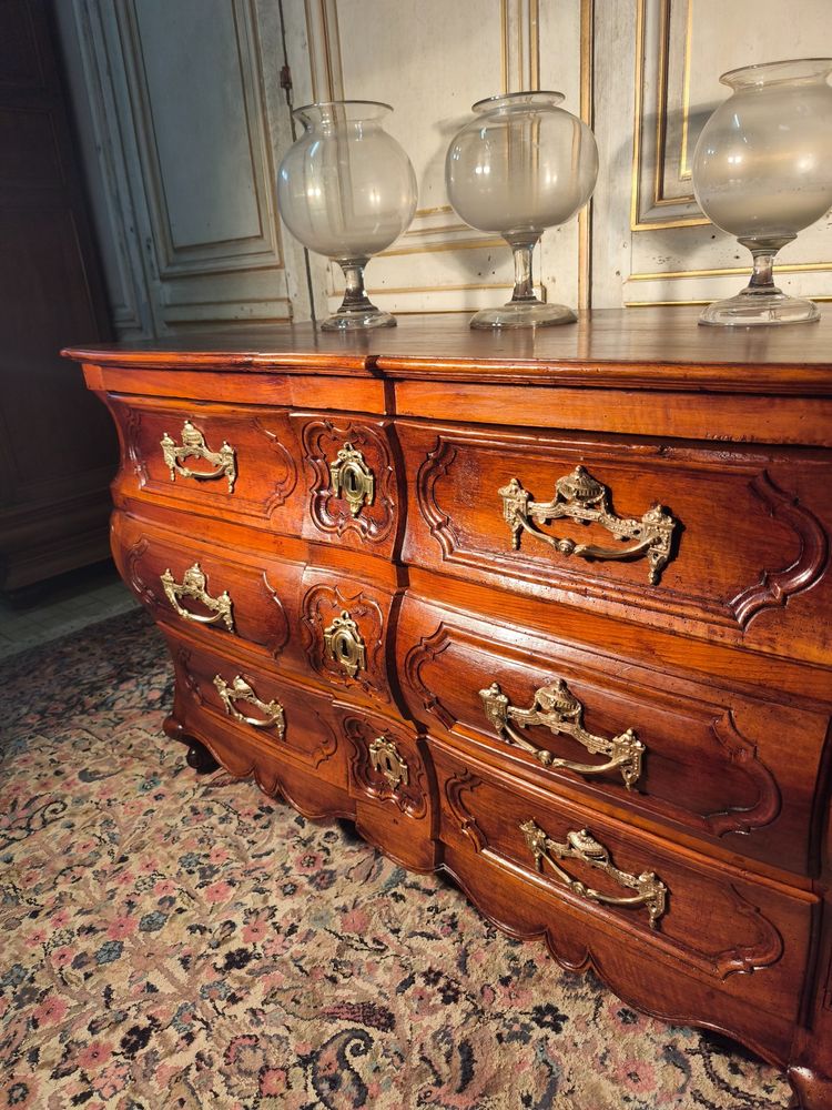 Commode louis XV de forme tombeau arbalète 18 ème en noyer 
