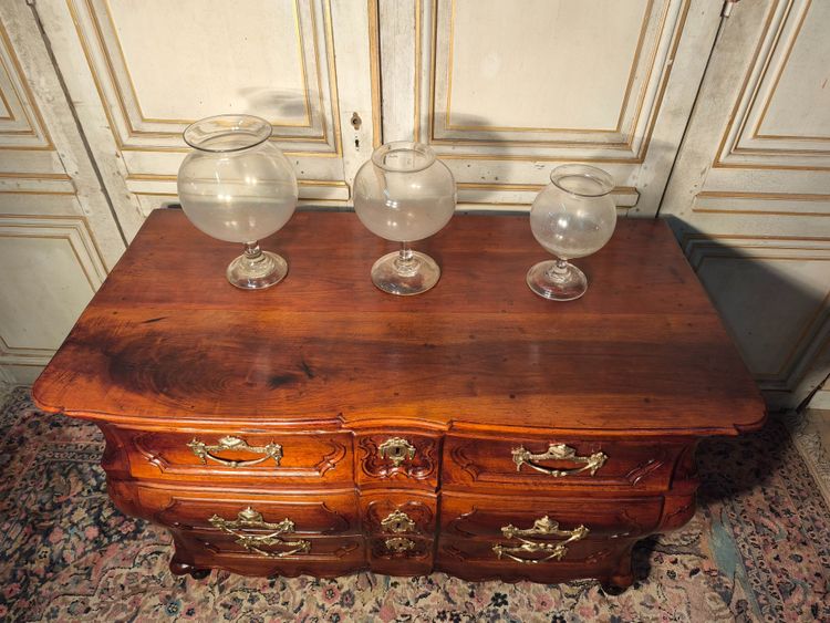 Commode louis XV de forme tombeau arbalète 18 ème en noyer 