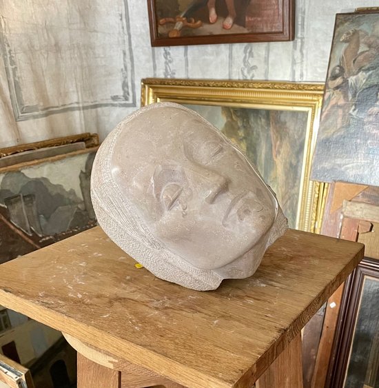 Sculpture, woman in tears