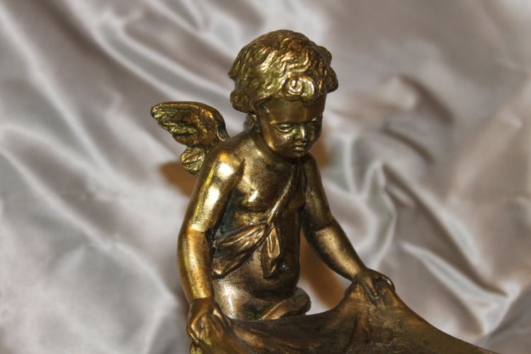 Bronze inkwell with two winged cupids playing with a sheet, 19th century romantic period