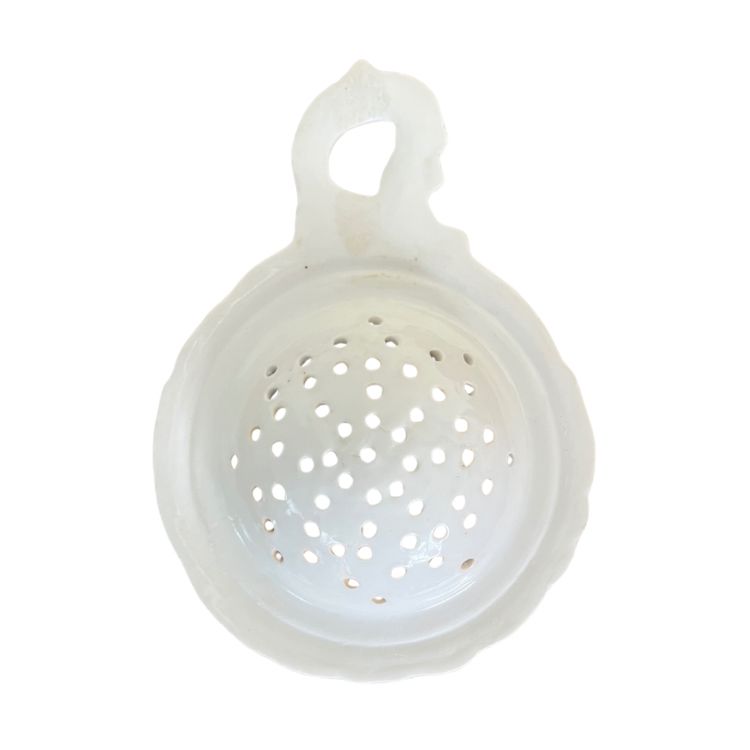 Porcelain tea strainer, 19th century