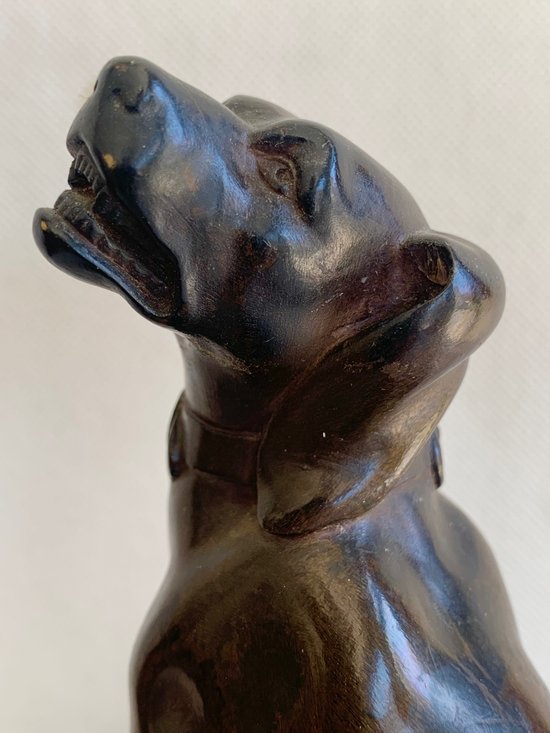 Scultura in bronzo di cane seduto