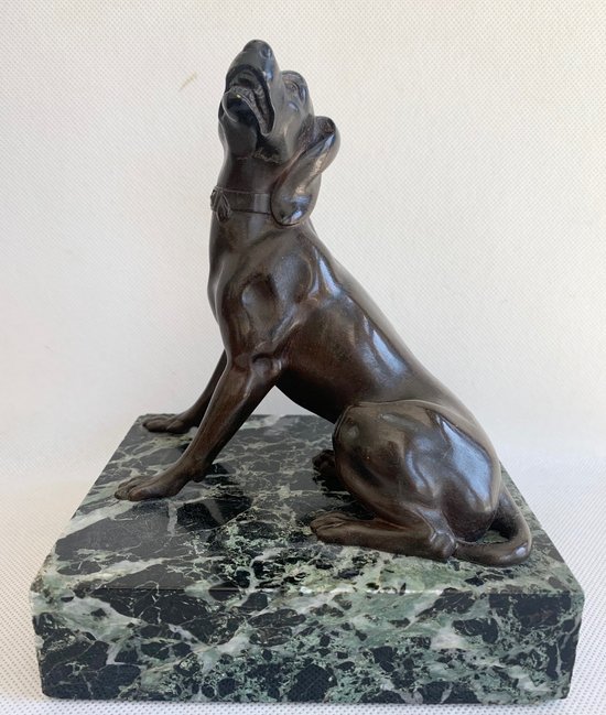Scultura in bronzo di cane seduto