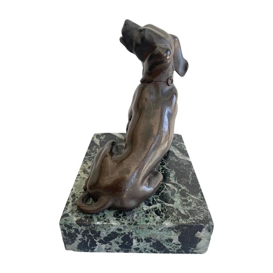 Scultura in bronzo di cane seduto