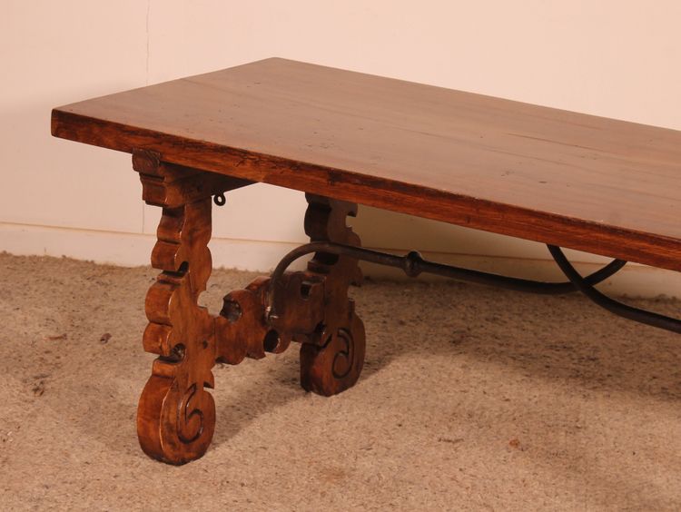 Tavolino da caffè in noce spagnolo - XVII secolo