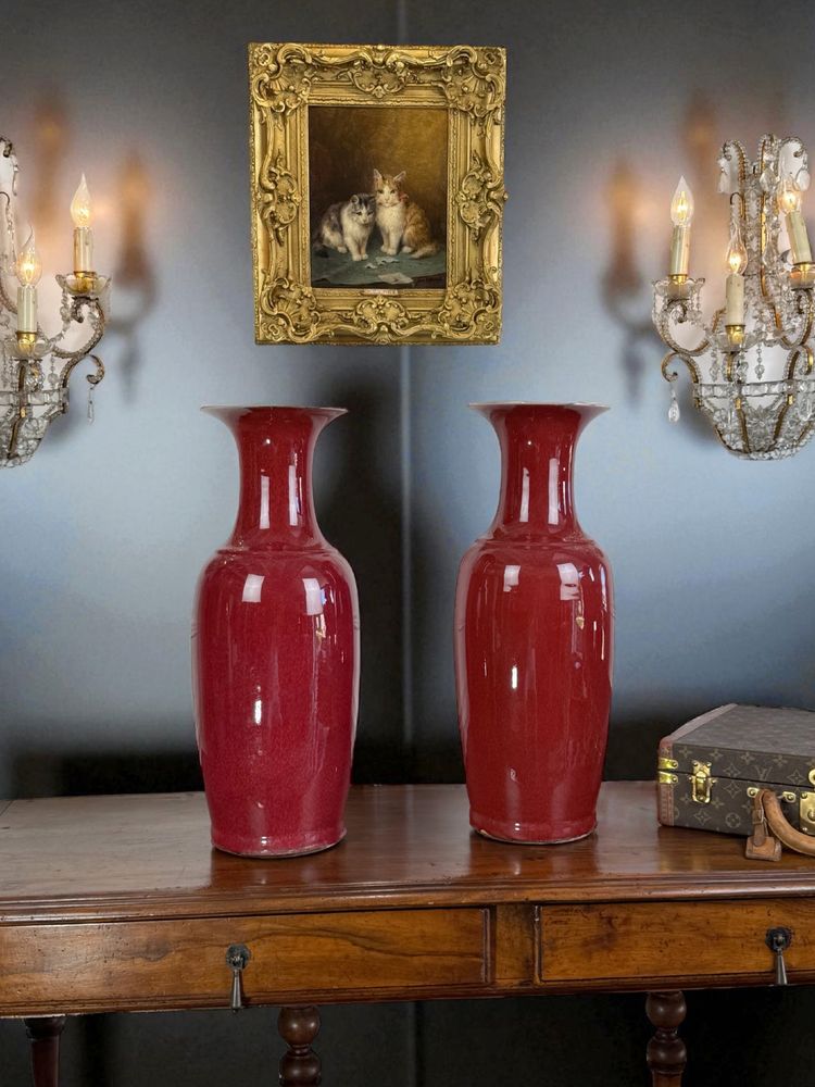 PAIRE DE GRANDS VASES BALUSTRE EN PORCELAINE ÉMAILLÉE SANG DE BŒUF CHINE XIXe