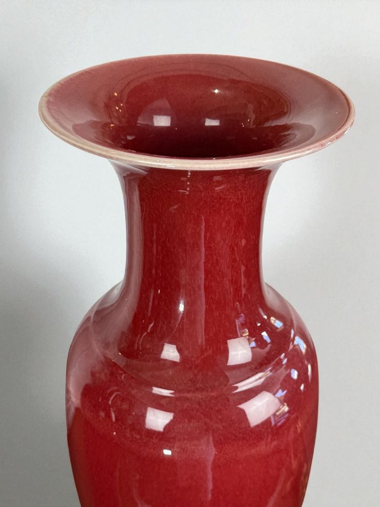 PAIRE DE GRANDS VASES BALUSTRE EN PORCELAINE ÉMAILLÉE SANG DE BŒUF CHINE XIXe