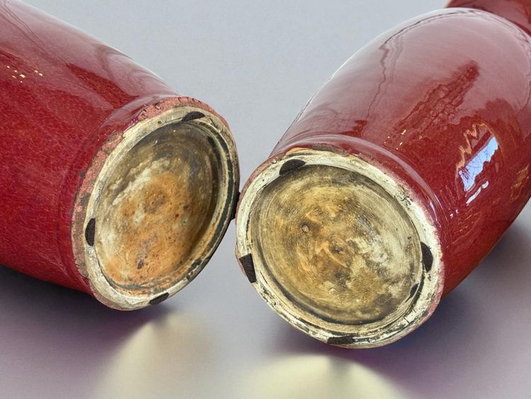 PAIRE DE GRANDS VASES BALUSTRE EN PORCELAINE ÉMAILLÉE SANG DE BŒUF CHINE XIXe