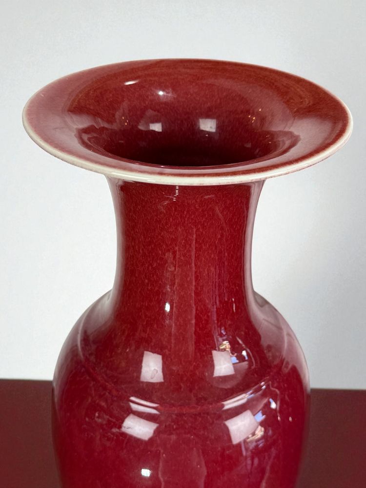 PAIRE DE GRANDS VASES BALUSTRE EN PORCELAINE ÉMAILLÉE SANG DE BŒUF CHINE XIXe