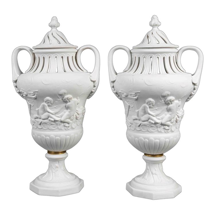 Ein Paar Vasen Aus Biskuit Von Sevres, Ende des 19. Jahrhunderts